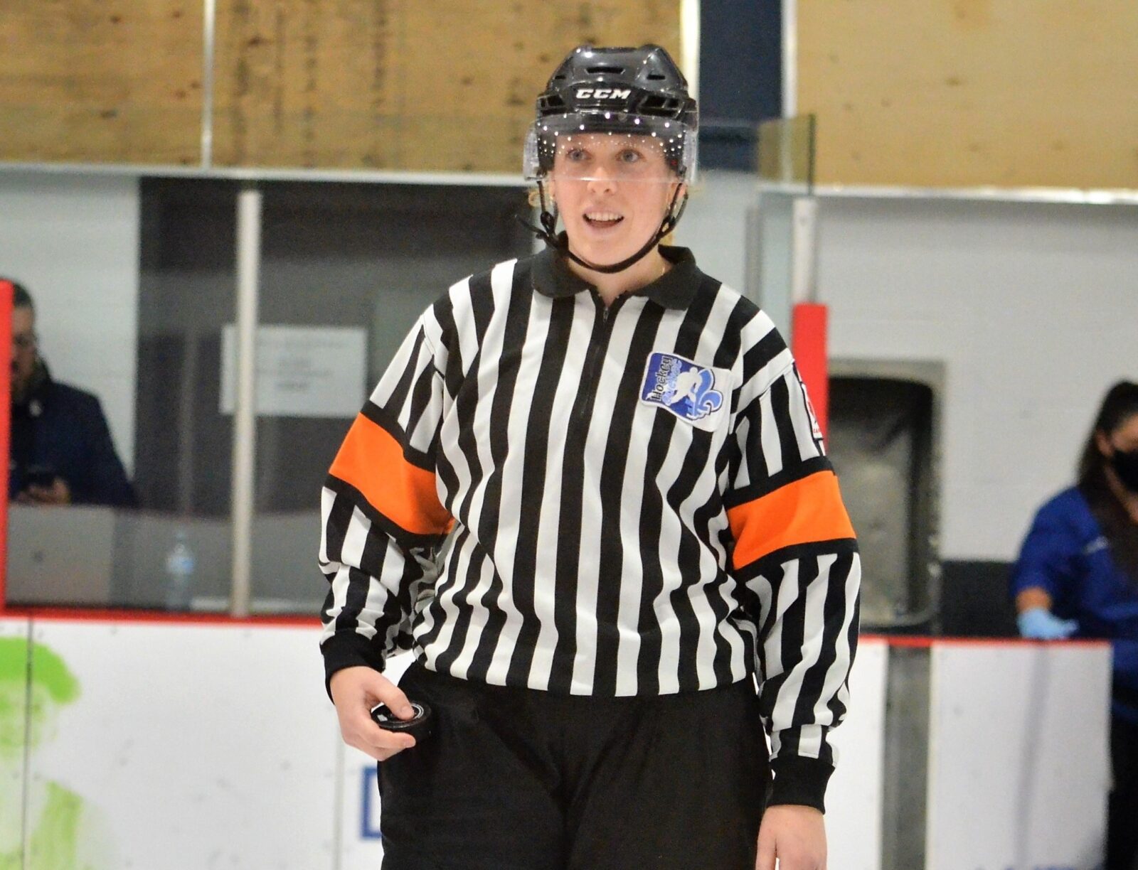 Elizabeth Mantha arbitrera son premier match professionnel ce soir