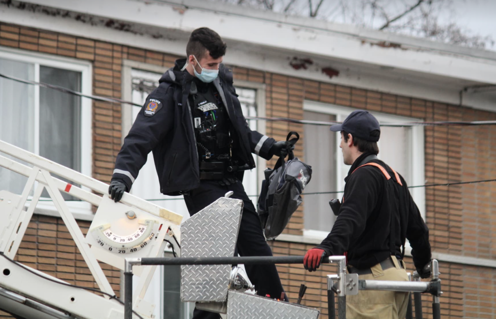 Les policiers de Longueuil auraient saisi ce qui ressemble à une arme