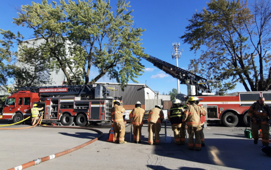 Environ 70 pompiers combattent actuellement un incendie dans un bâtiment de titanium au 5335, rue Ramsey dans l'arrondissement Saint-Hubert à Longueuil.