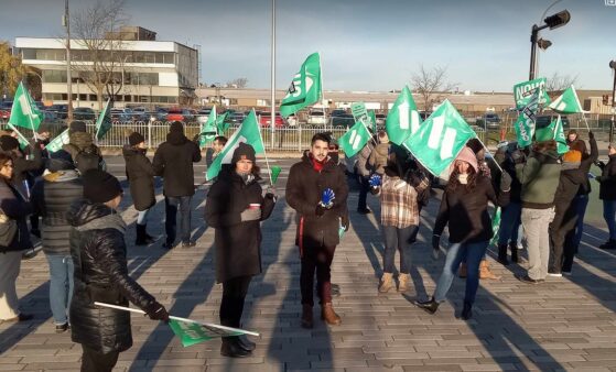 Les grèves sont en cours devant des écoles et établissements de santé