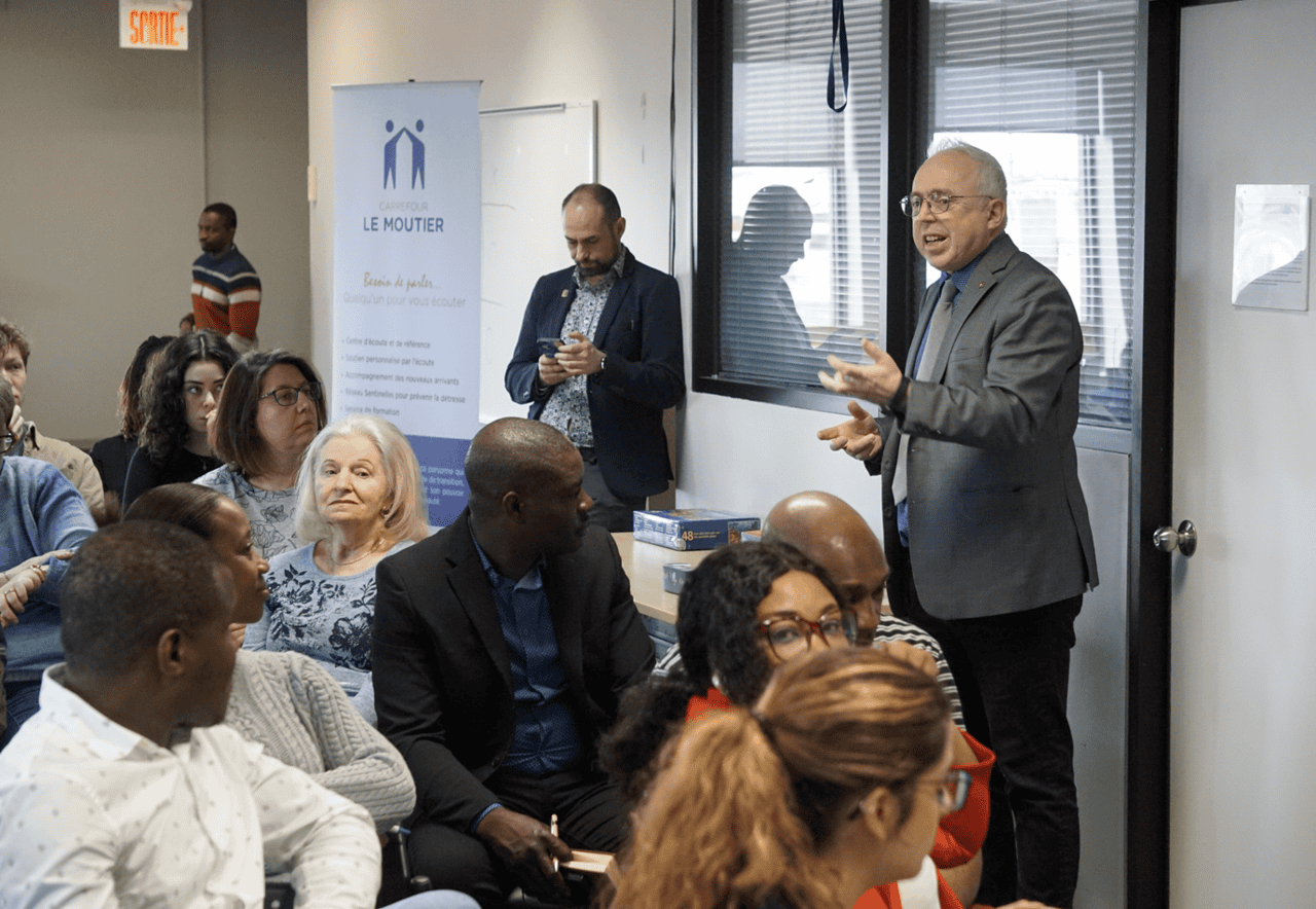 Une quarantaine de citoyens répondent présents à une invitation du député Denis Trudel pour discuter d'immigration à Longueuil.