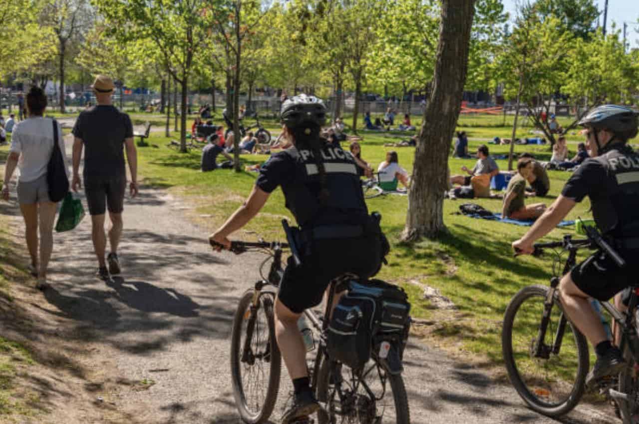 Des policiers de Longueuil à vélos pour une bonne cause