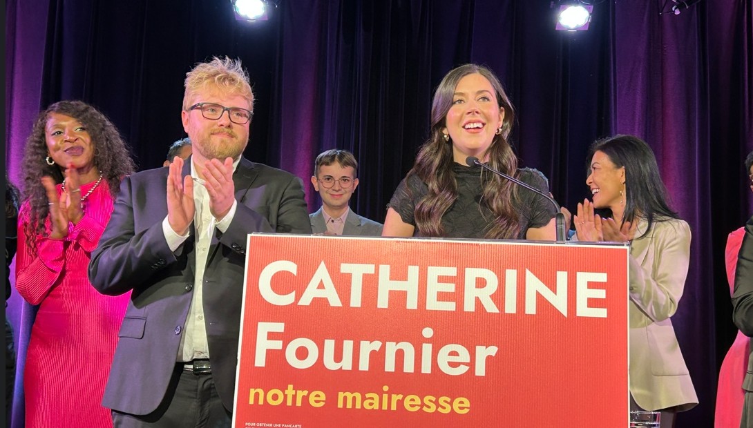 La mairesse sortante de Longueuil, Catherine Fournier reprend la route de l'hôtel de ville moins de vingt minutes après la fermeture des bureaux de vote.
