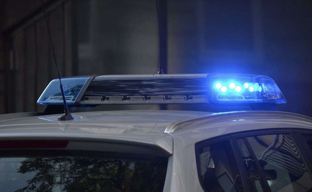 fm1033,homme,domicile,décédé,invasion,nuit,service,police,couple,personnes,blessures,dame,secteur,danger