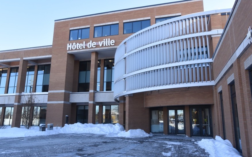 Brossard,fm1033,conseil,taxe,budget,adopté,hausse,résidence,valeur,compte,complexe,gestion,revenus,dépenses,terrains,moitié,municipale