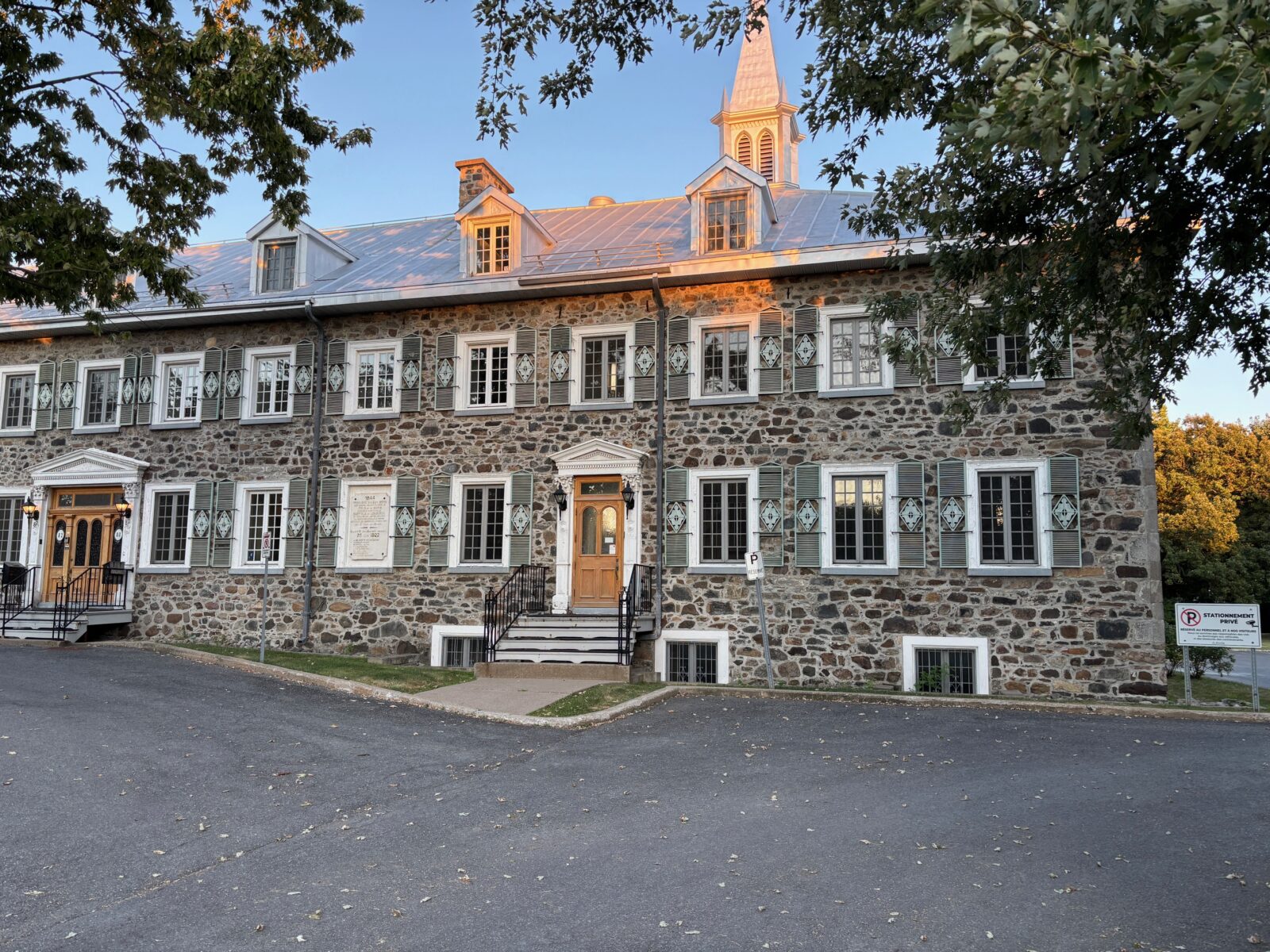 Longueuil,contrat,achat,couvent,ville,noms,Jésus,historique,prendre,charge,ensemble,patrimoine,vocation,ans,études,servir,bâtiments,terrains,parties,chapitre