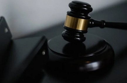 jeune,adolescent,commis,braquage,commerces,aide,justice,palais,Longueuil,complot,mobile,appareils,fournisseurs,coupable,accusé,vols,chefs,accusation,arme,feu