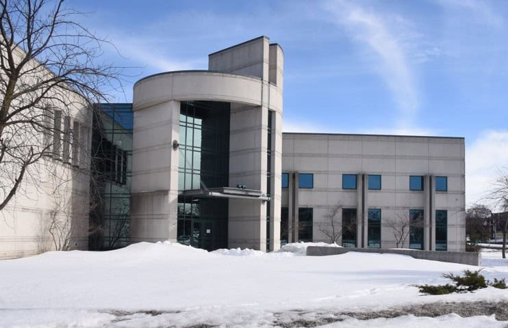 fm1033,procès,Longueuil,palais,justice,poursuite,armées,meurtre,reprises,hasard,faits,homme,heures,lame,interprète,agression,couteaux,accusé,hôpital