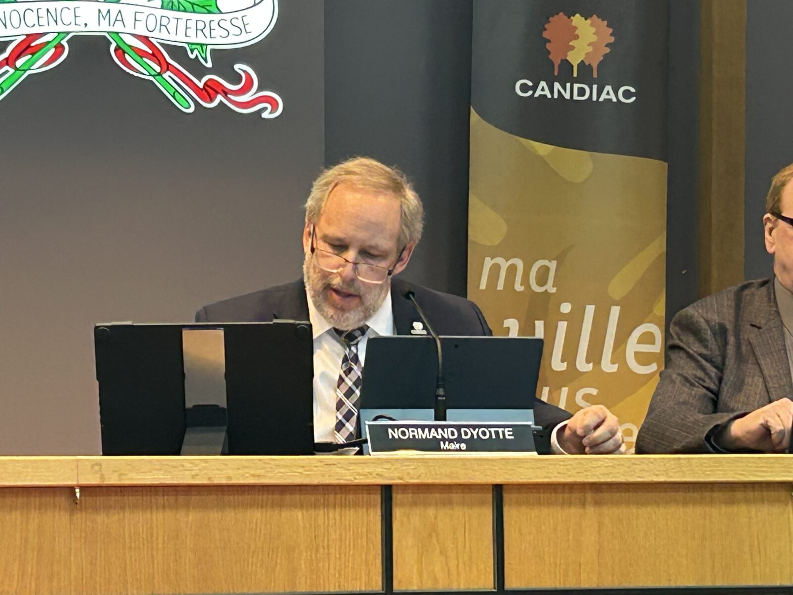 projet,pilote,feux,circulation,Candiac,intelligent,laboratoire,priorités,ambulances,organisme,municipalité,façon,système,localité