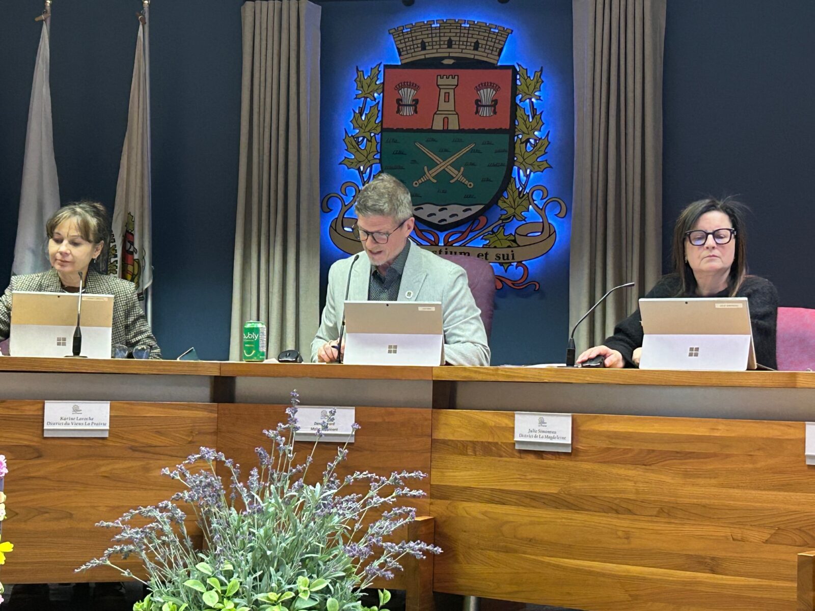 fm1033,projet,Poirier,La Prairie,cnostruction,réalisation,affaires,promoteur,partenaires,habitation,unités,types,développement,eaux,fleuve,logements,budgets,maire,moratoire,chantier,taxe,municipalité