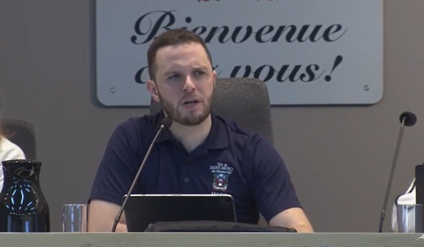 hôtel,ville,Saint-Bruno,coûts,incertitude,surfaces,dégradation,direction, santé publique,mesures,précaution,fermeture,tests,rapport,demande,contribuables,démolir,séances,amiante,maire,rénovation