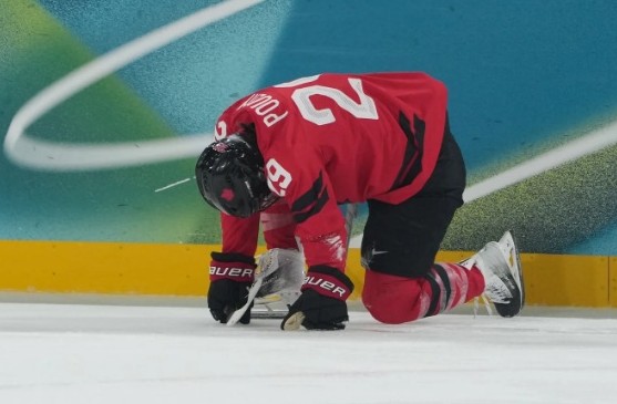 Canada,Poulin.match,blessée,rivaux,américaine,affrontement,période,bande,face,remporter,base,étoile,joueuse,jambe,adversaire,contact,capitaine