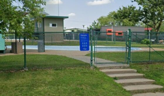 fm1033,ville,Longueuil,piscine,chalet,parc,Laurier,état,installations,normes,population,couloirs,travaux,bassin,placette,promenade,services,projet,construction