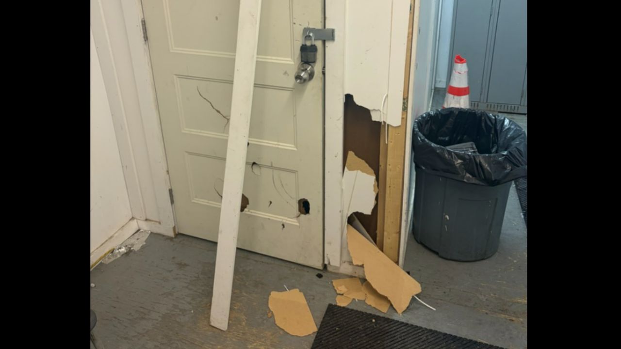 fm1033,ville,action,vandalisme,parc,abri,patinoire,actes,fermé,travaux,passe,ville,dommages,fenêtres,porte,trou,investissement,début,hiver,objets,volés,suspect