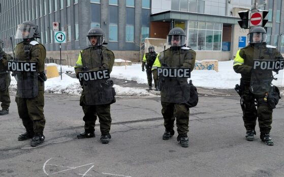 manifestation,calme,violence,policière,Longueuil,brutalité,journée,bureaux,balle,intervention,bâtiment,police,ligne,sécurité,masques,rassemblement,justice