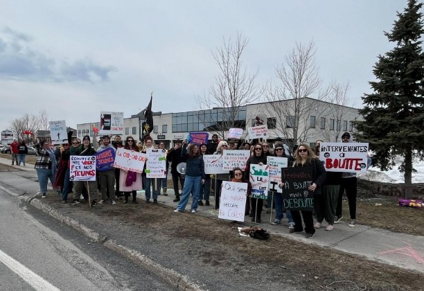 journaliste,mouvement,grève,manifesté,bureau,député,financement,besoins,organismes,présence,policière,groupe,local,parole,mesure,assurer,population,payer,subventions