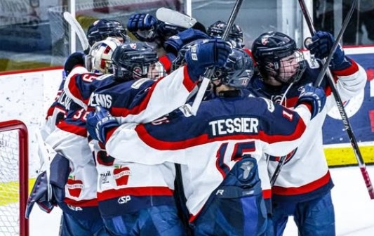 colisée,hockey,spectateurs,victoire,but,numérique,musclé,lancer,minutes,série,match,déficit,tiers,issue,attaque