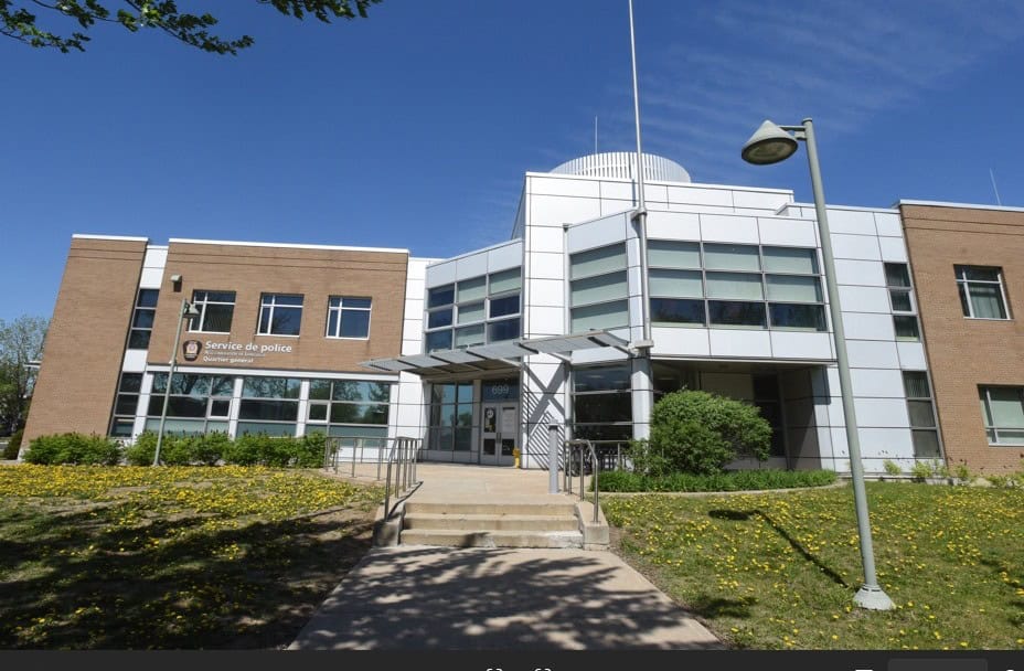 Longueuil,sécurise,police,poste,ville,travaux,boulevard,dépense,investir,emprunt,fonds,roulement,risques,projet,examen,bâtiment,accès,lecteurs,protection,public,cours