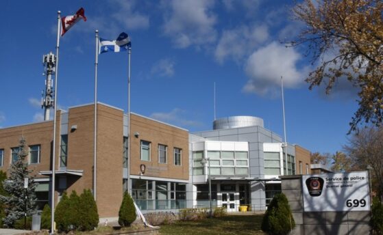 mineurs,arrêtés,intimidation,Longueuil,restaurant,boulevard,police,jeunes,suspects,cagoulés,secteur,menottes,accusations,dangereux,machette,réseaux,sociaux