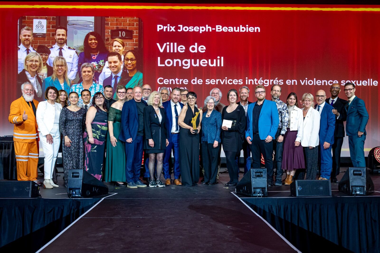 centre,services,mérite,ovation,municipale,violence,sexuelle,prix,conseil,idée,projet,police,abus,parcours,aide,défi,gagner,catégories,madame,finalistes