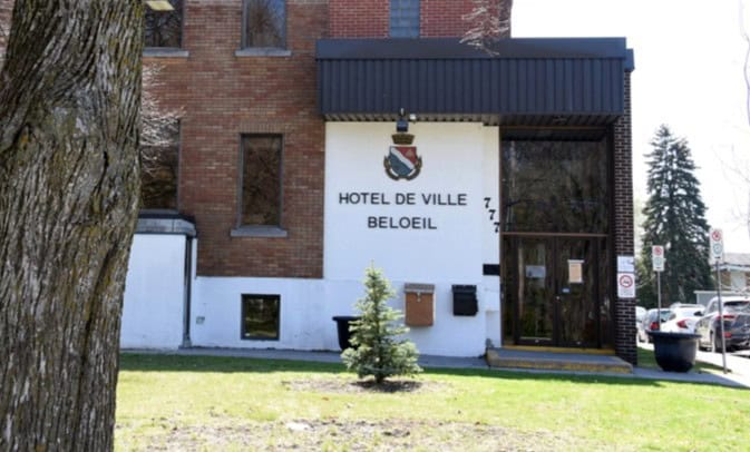 Beloeil,terrain,municipal,mètres,rue,autoroute,décision,projet,autorisation,transaction,acheteur,emplois,proposition,conseil