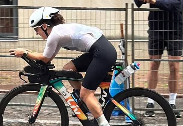fibrose,Emma,Ironman,parcours,ligne,exploit,athlète,maladie,respiratoire,défis,condition,présence,poumons,activité,santé,marathon,préparation,ajustements,dollars,objectif,jeunes,problème