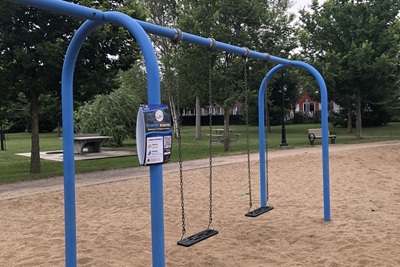 résidents,surface,glacée,sécuritaire,météo,Candiac,balançoire,bouger,rythme,musique,histoire,amusante,parc,efforts,population,activités