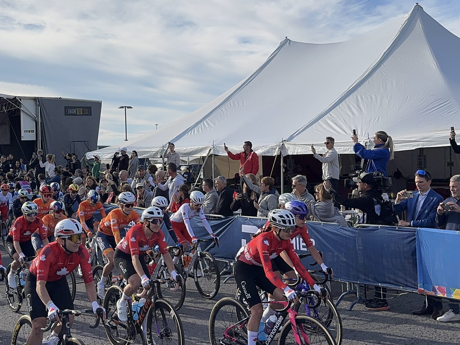 Une foule enthousiaste au départ des femmes pour la course élite féminin à Brossard
