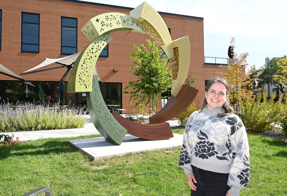 Brossard,oeuvre,mètres,hauteur,ville,sculpture,centre,boulevard,pièce,cercle,mains,ville,mairesse,collection,intérieur,volonté,sentiment