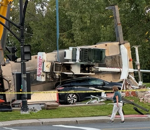 Article: Un camion-grue tombe à Longueuil et provoque une frayeur dans un stationnement