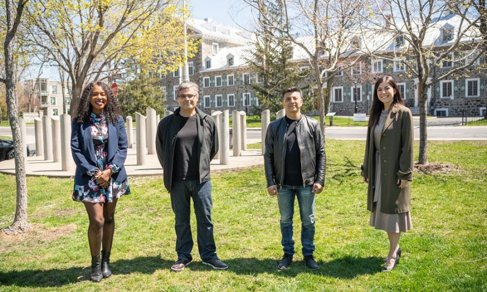 Des .élus lors d'un lancement dans un parc de Longueuil