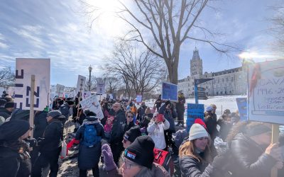 membres,organismes,administrateurs,citoyens,autobus,assemblée,députés,manifestants,enveloppes,départ,financement,populaire,travailleurs