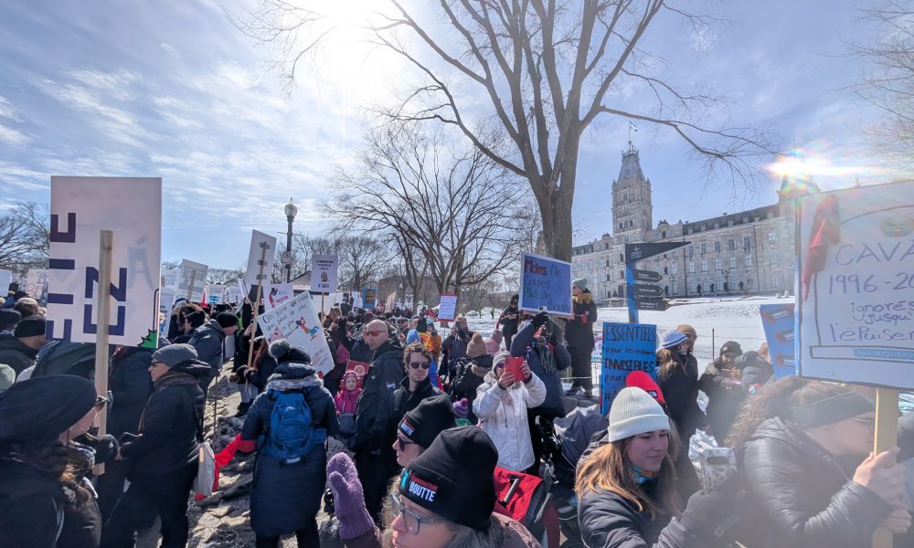 membres,organismes,administrateurs,citoyens,autobus,assemblée,députés,manifestants,enveloppes,départ,financement,populaire,travailleurs