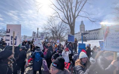 membres,organismes,administrateurs,citoyens,autobus,assemblée,députés,manifestants,enveloppes,départ,financement,populaire,travailleurs