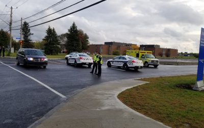 Plusieurs voitures de police étaient aux abords de l'école secondaire Héritage  de Saint-Hubert. (Photo: Simon Deschamps / FM 103,3)