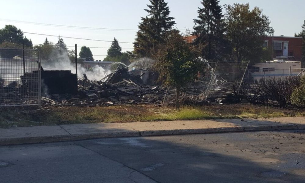 Le feu a totalement détruit un édifice à logements de Longueuil.