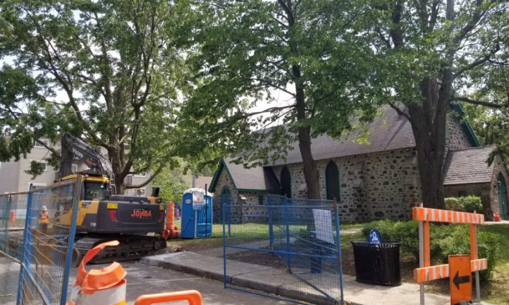 Des travaux ont lieu devant l'Église St-Mark, dont des travaux archeeologiques