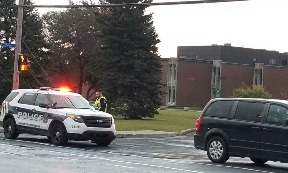 Les policiers sont restés plusieurs heures le 2 octobre devant l'école Heritage de Saint-Hubert. Des élèves ont été visés par des menaces. ( Photo: Simon Deschamps / FM 103,3)