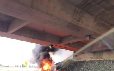 Voiture fourgonnette enflammée sur l'autoroute