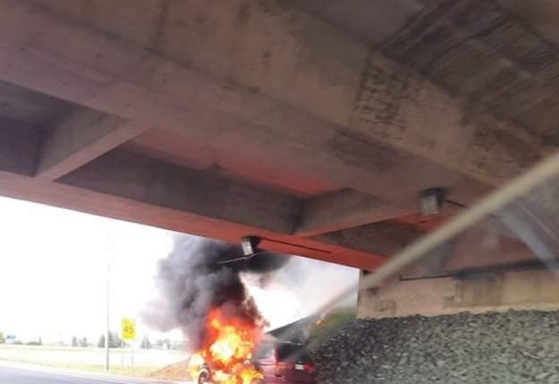 Voiture fourgonnette enflammée sur l'autoroute