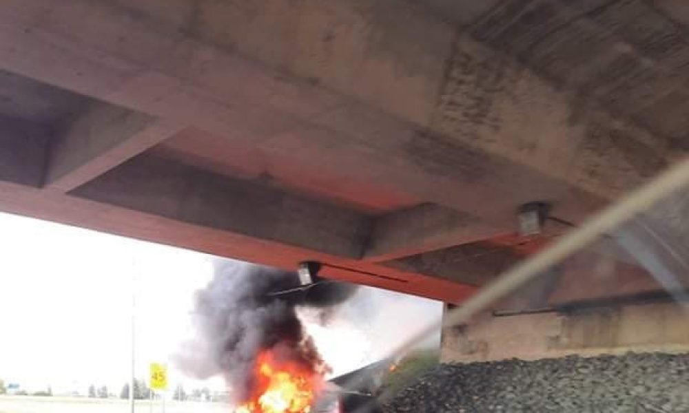Voiture fourgonnette enflammée sur l'autoroute