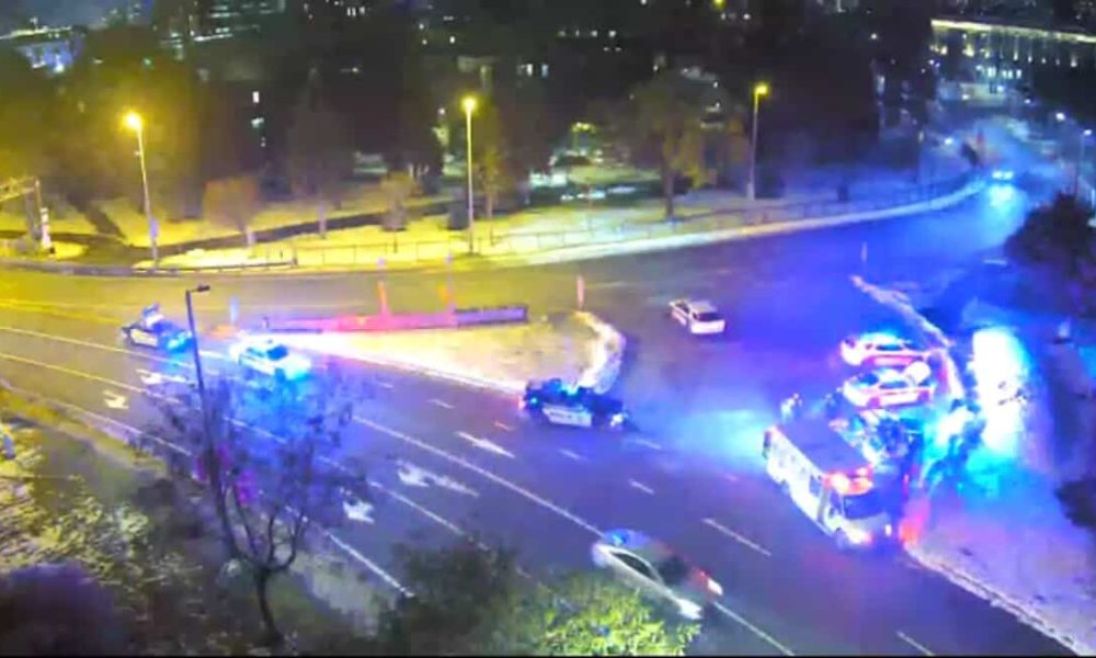 Le SPAL indique que le suspect a été impliqué dans un accident à la sortie du pont, du côté montréalais. Photo: capture d'écran