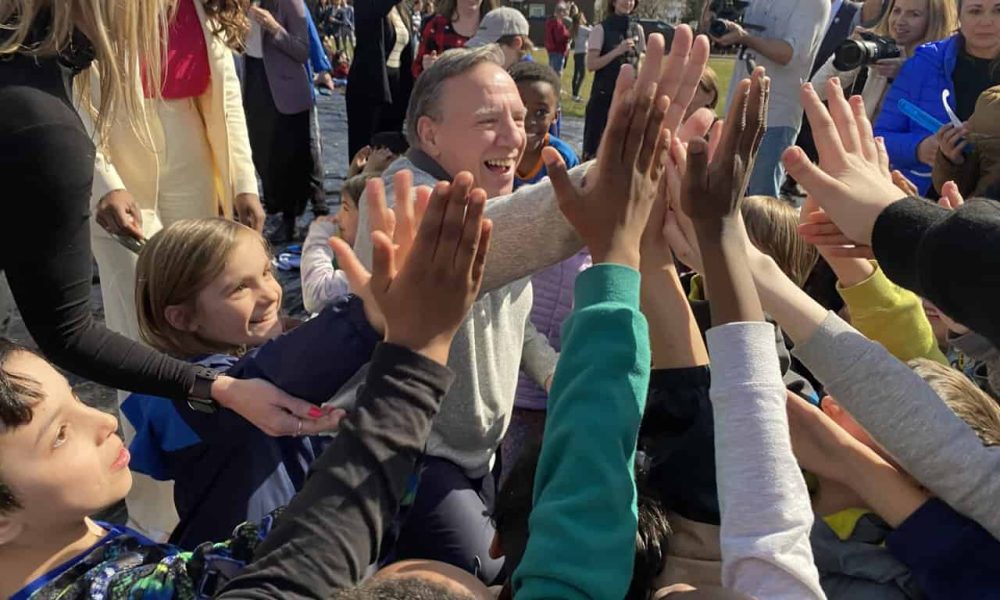 Éclipse solaire : visite de François Legault dans une école de Longueuil