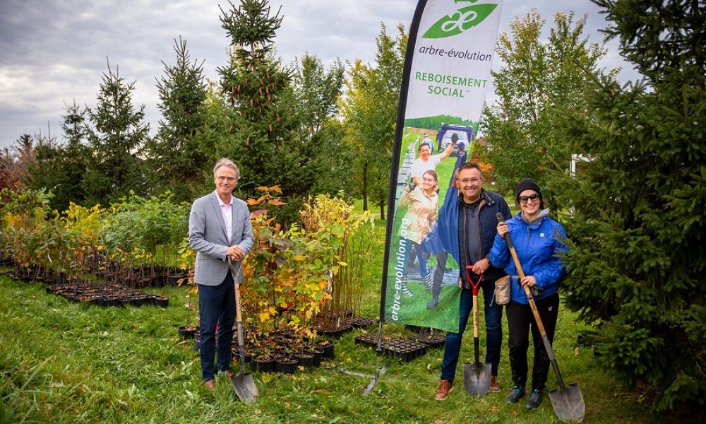 Le maire de Varennes, Martin Damphousse, et les représentants d'Arbre-évolution. Photo: Courtoisie
