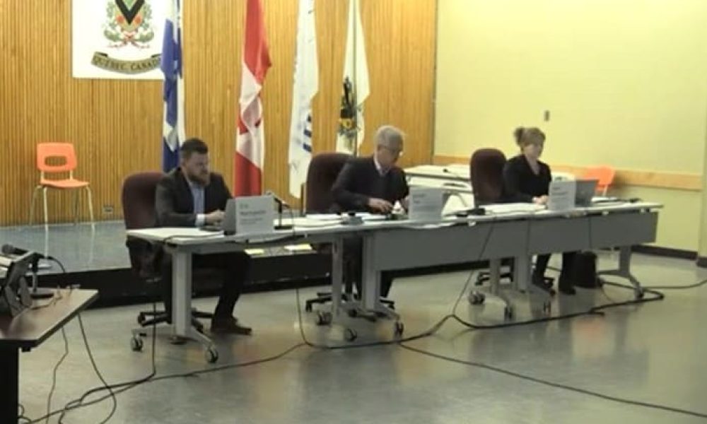 Un citoyen se plaint de la hausse des taxes à Greenfield Park