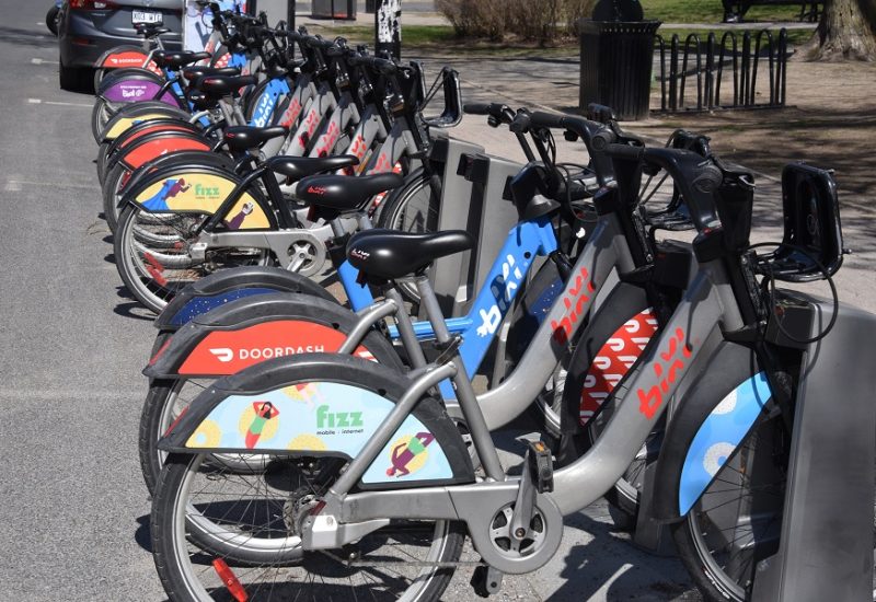 La Ville de Longueuil a l’intention d’acquérir 200 nouveaux vélos en 2023, répartis dans une vingtaine de nouvelles stations sur son territoire. Photo: FM 103,3