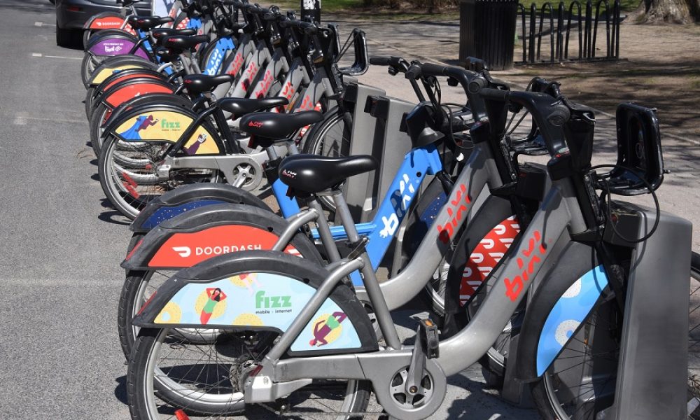 La Ville de Longueuil a l’intention d’acquérir 200 nouveaux vélos en 2023, répartis dans une vingtaine de nouvelles stations sur son territoire. Photo: FM 103,3