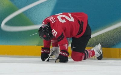 Canada,Poulin.match,blessée,rivaux,américaine,affrontement,période,bande,face,remporter,base,étoile,joueuse,jambe,adversaire,contact,capitaine