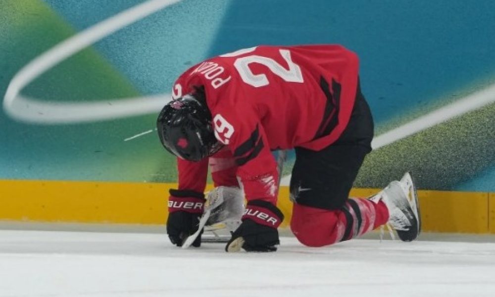 Canada,Poulin.match,blessée,rivaux,américaine,affrontement,période,bande,face,remporter,base,étoile,joueuse,jambe,adversaire,contact,capitaine