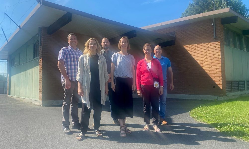 Les travaux doivent commencer au cours des prochaines semaines et l’ouverture du nouveau centre est prévue au printemps 2023. Sur la photo : Les élus Martin Robert, Julie Lavoie, Martin Dubreuil, Nadine Viau, Renée Trudel et Vincent Chabot. Crédit: Ville de Beloeil